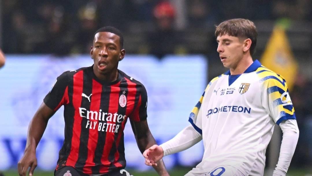 Pemain-AC-Milan-dan-Parma-duel-berebut-bola-di-pertandingan-Serie-A-pekan-ke-11-Minggu-9112025.jpg
