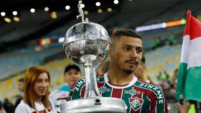Pemain-Fluminense-Andre-bersama-trofi-Copa-Libertadores.jpg