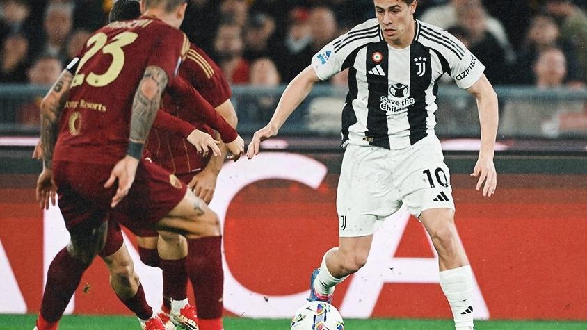 Pemain-Juventus-Kenan-Yildiz-melewati-adangan-sejumlah-pemain-AS-Roma-dalam-pertandingan-Liga-Italia.jpg