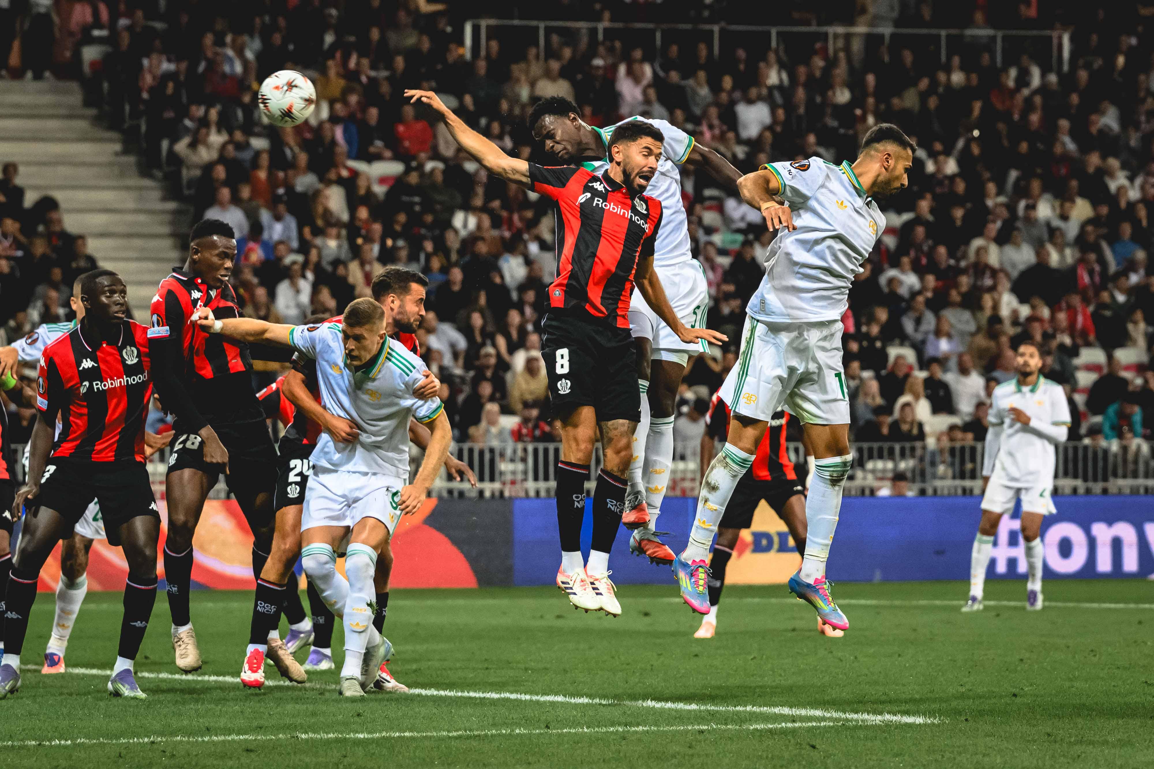 Pemain-Nice-dan-AS-Roma-berebut-bola-Liga-Europa-Kamis-2592025-dini-hari-WIB.jpg