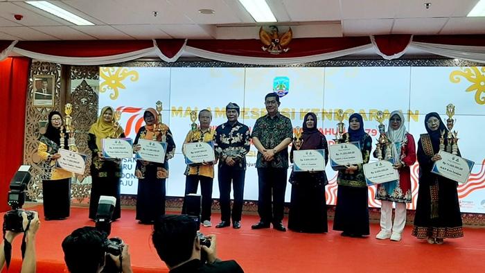 Pemberian-piala-dan-penghargaan-juara-I-lomba.jpg