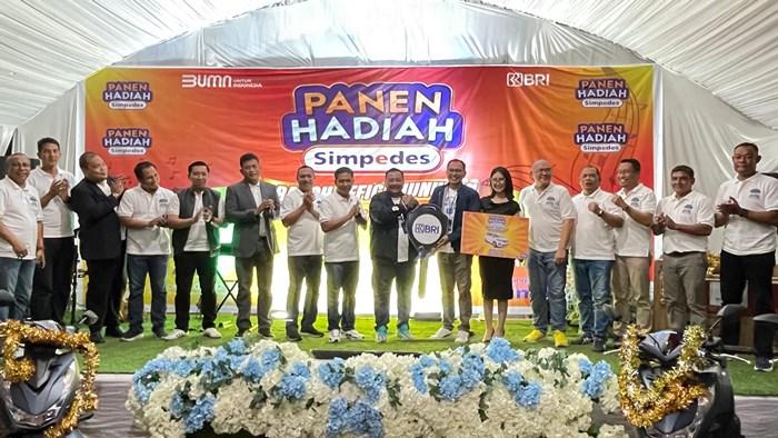 Pemimpin-Kantor-BRI-Cabang-Nunukan-menyerahkan-secara-simbolis-kunci-Mobil-Suzuki-Ertiga.jpg