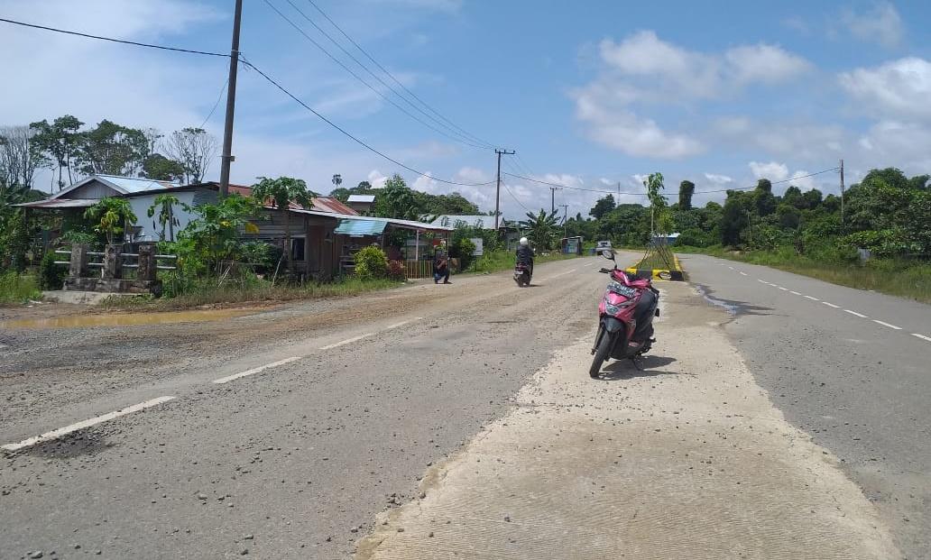 Pengguna-Jalan-Keluhkan-Jalan-Penuh-Kerikil-di-Desa-Sebawang-jf.jpg