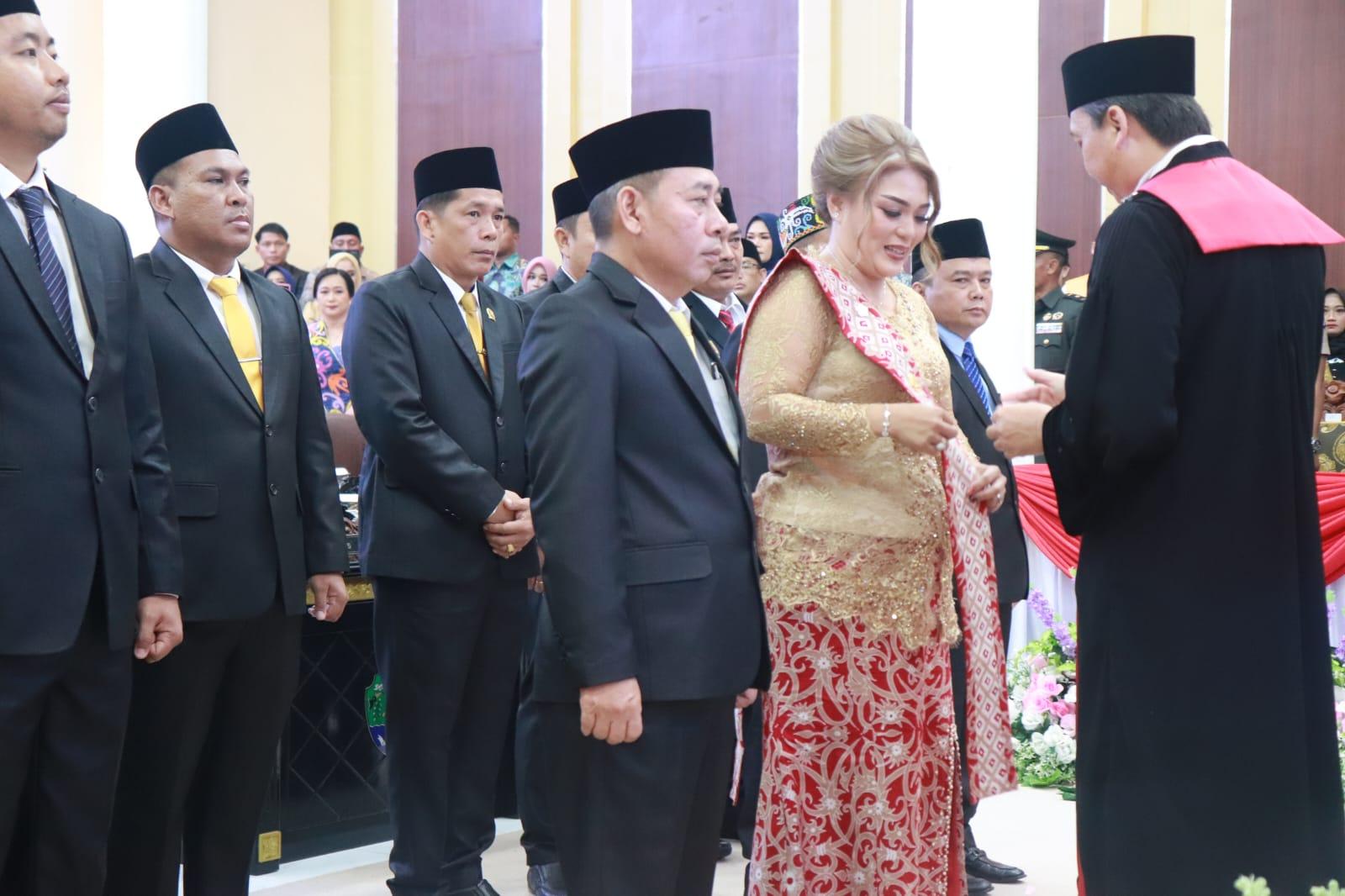 Penyematan-emas-ke-Aggota-DPRD-Bulungan-01-12082024.jpg