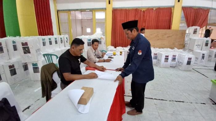 Penyerahan-D-Hasil-kepada-para-saksi-Paslon-Tarakan.jpg