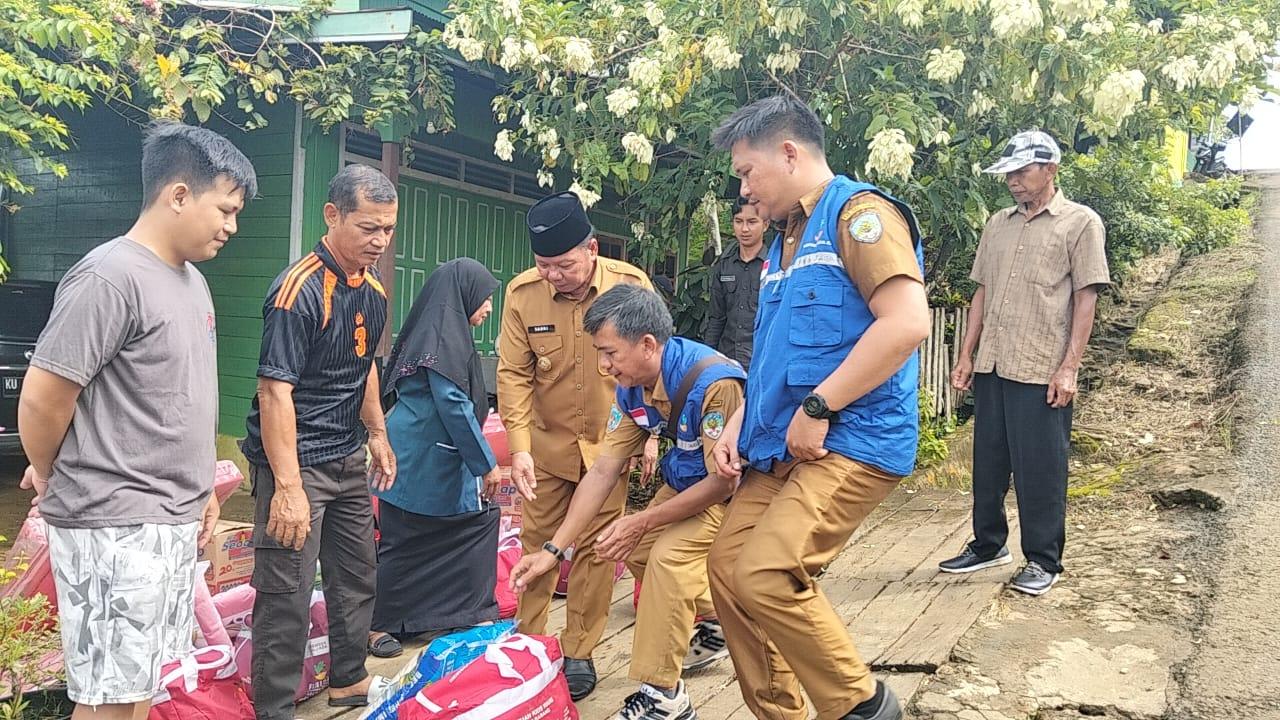 Penyerahan-bantuan-korban-longsor-Tana-Tidung-221225.jpg