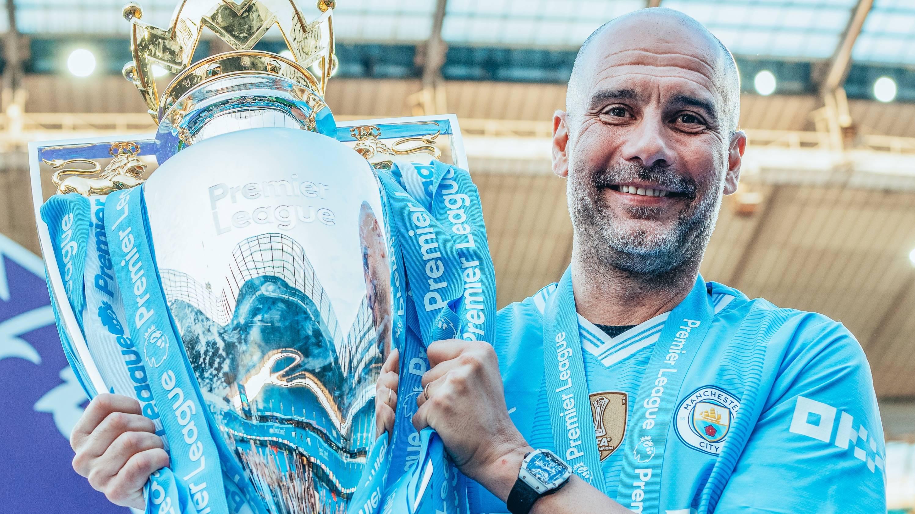 Pep-Guardiola-membawa-Manchester-City-mengangkat-trofi-Liga-Inggris-2023-2024.jpg