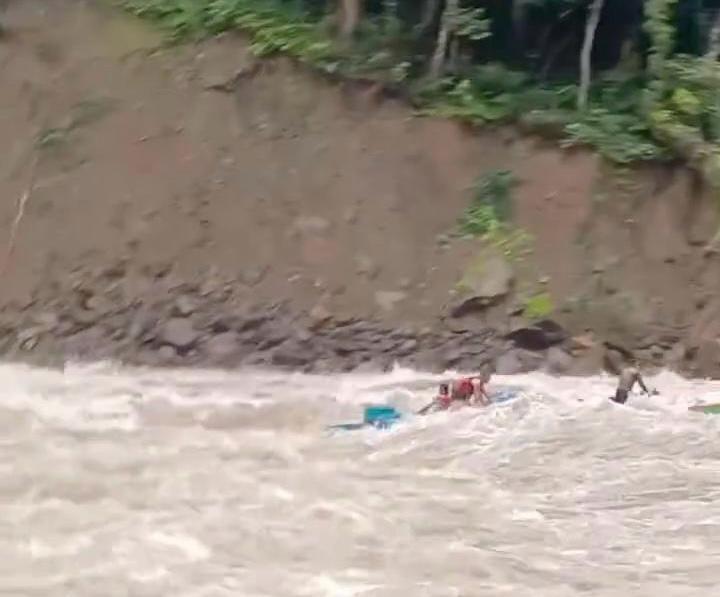 Terseret Arus Deras, Sebuah Perahu Karam di Jeram Baru Sungai Bahau Malinau, 9 Orang Selamat