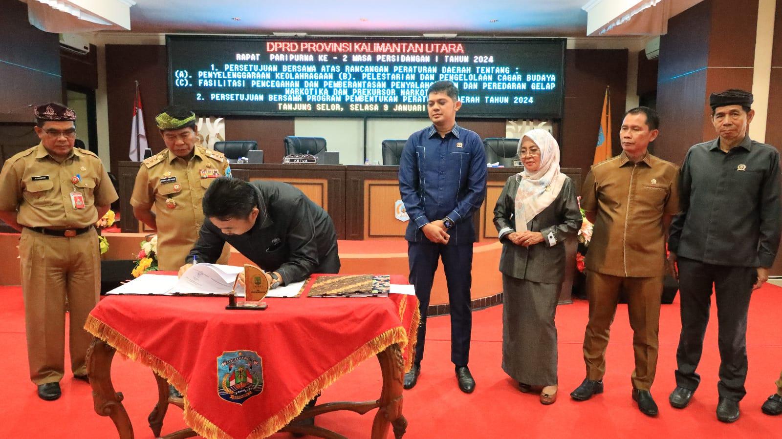 Persetujuan-bersama-terhadap-3-Raperda-oleh-Gubernur-dan-pimpinan-DPRD-Kaltara-hth.jpg