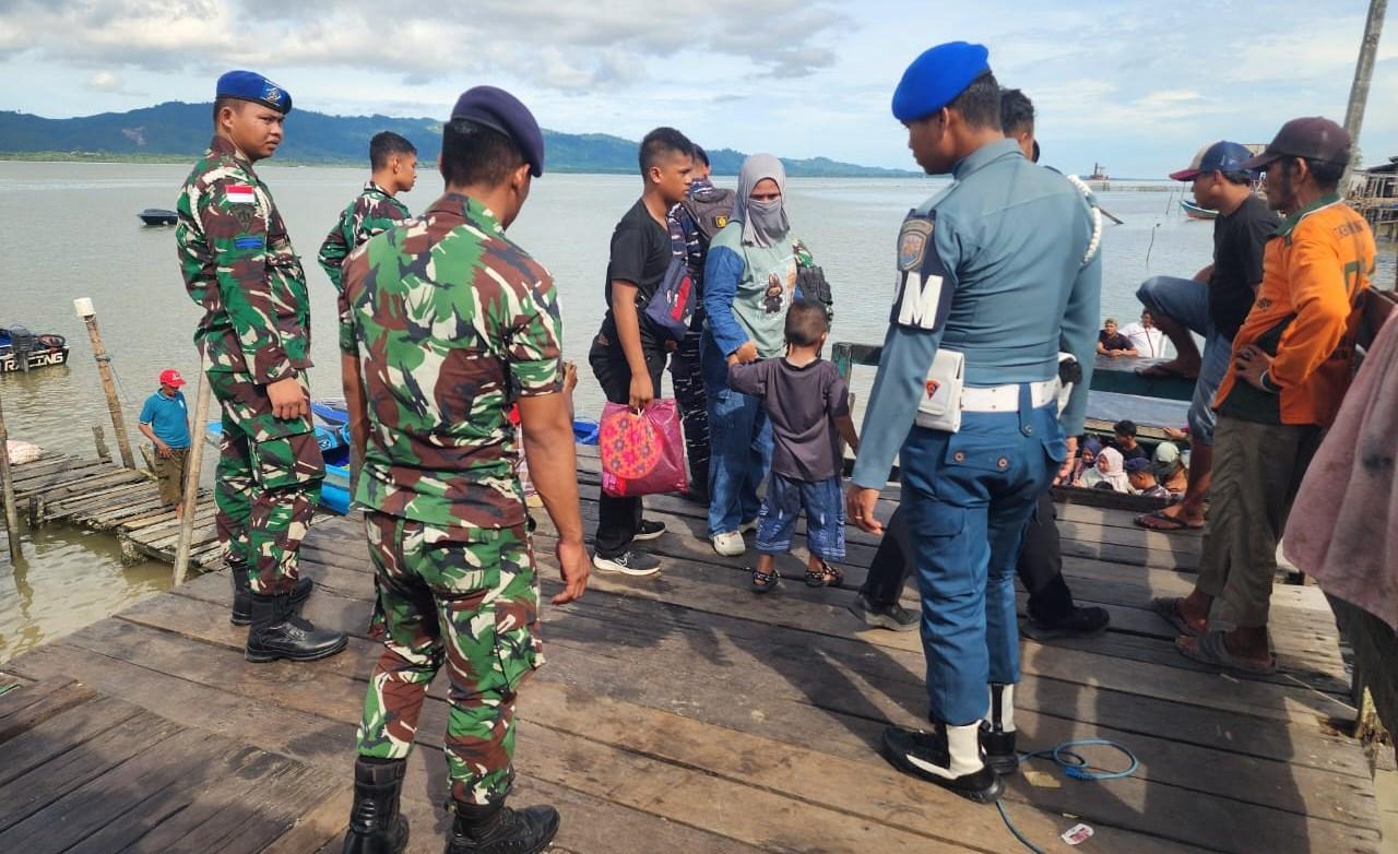 Personel-TNI-di-Nunukan-mengamankan-sebanyak-23-warga-asal-Sulsel.jpg
