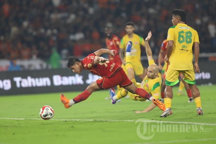 Pesepak-bola-Persija-Eksel-Runtukahu-berusaha-menyundul-bola.jpg