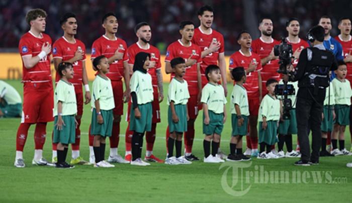Pesepak-bola-Timnas-Indonesia-menyanyikan-Indonesia-Raya.jpg
