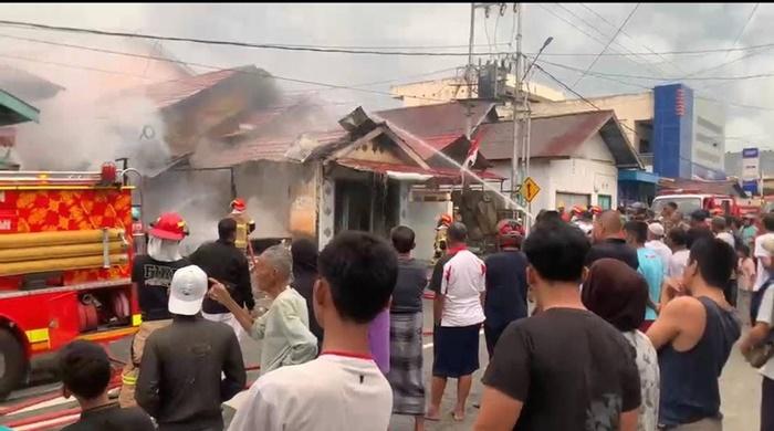 Petugas-Pemadam-Kebakaran-Kabupaten-Nunukan-melakukan-pendinginan.jpg