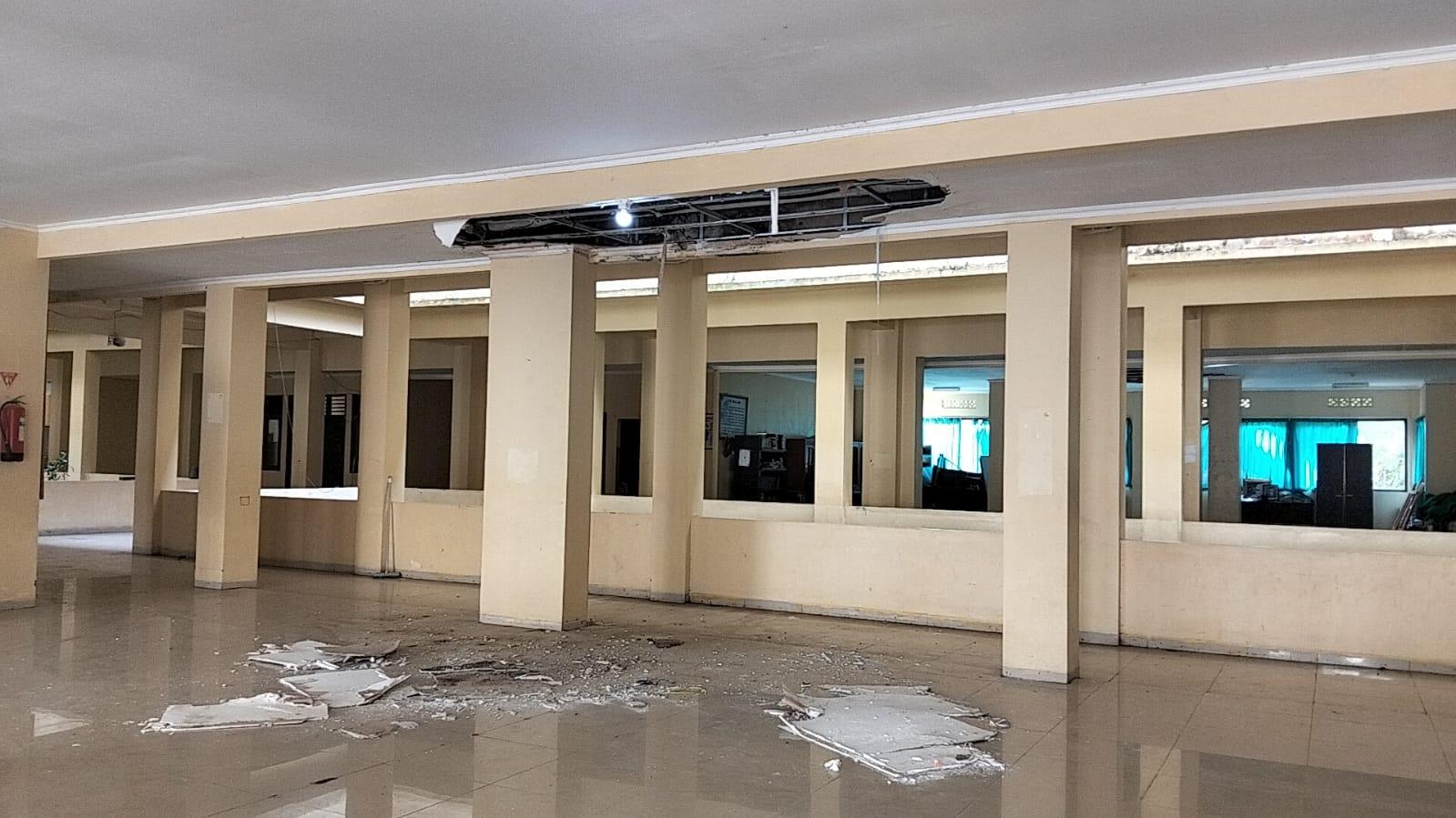 Plafon-gedung-dinas-di-KTT-ambruk-01-21012026jpg.jpg