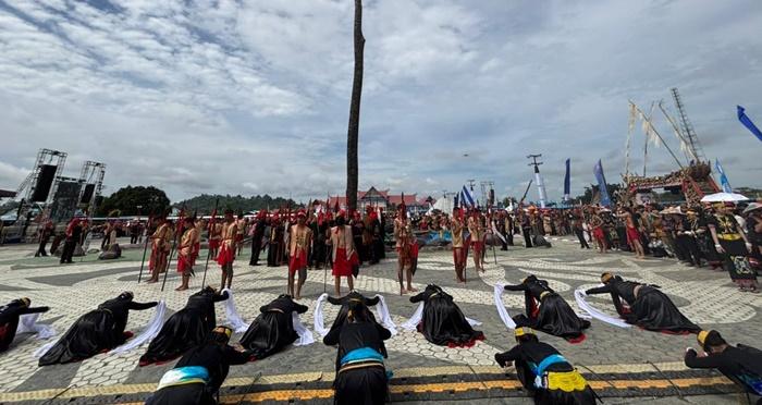 Pasukan Seribu dan Upacara Adat Dayak Lundayeh Pukau Pengunjung Hari Kedua Irau Malinau Kaltara
