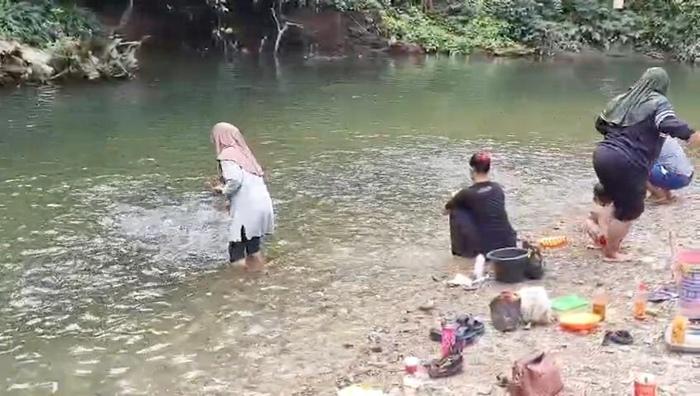 Ribuan-ikan-mendekati-pengunjung-saat-diberi-makan-di-Tane-Olen.jpg