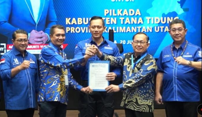 Said-Agil-Hendrik-menerima-surat-rekomendasi-dari-Partai-Demokrat.jpg