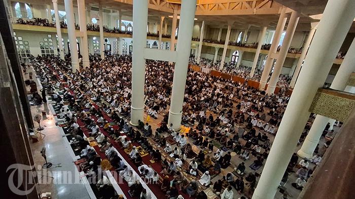 Salat-Id-di-Masjid-Baitul-Izzah-Islamic-Center-Tarakan-310325_1.jpg