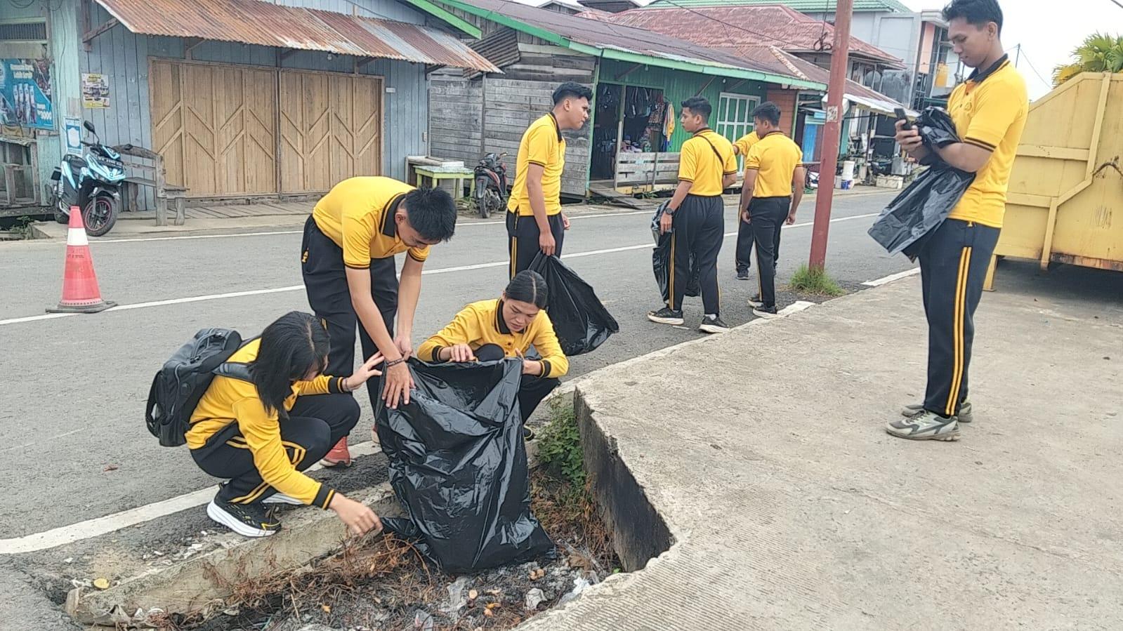 Peduli Lingkungan, Personel Polres Tana Tidung Punguti Sampah di Pelabuhan dan Wisata Gunung Rian