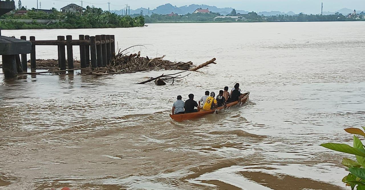 Sampah-kayu-hanyut-di-perairan-Sungai-Sesayap-rehtf.jpg