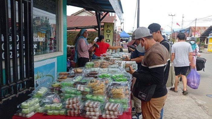 Sejumlah-warga-membeli-juadah-berbuka-jelang-waktu-berbuka-puasa-di-Malinau-rgh.jpg