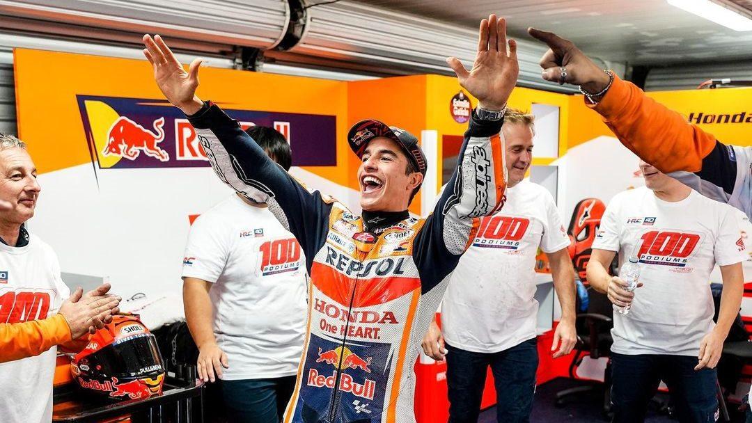 Selebrasi-Marc-Marquez-setelah-finis-di-posisi-kedua-MotoGP-Australia-2022.jpg