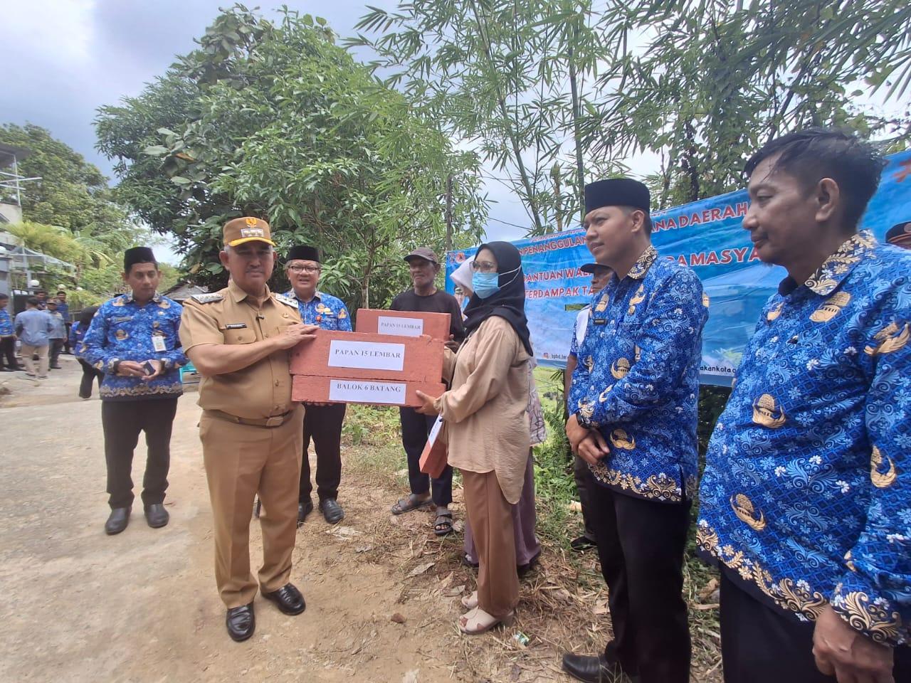 Serahkan-bantuan-ke-korban-01-17112025jpg.jpg