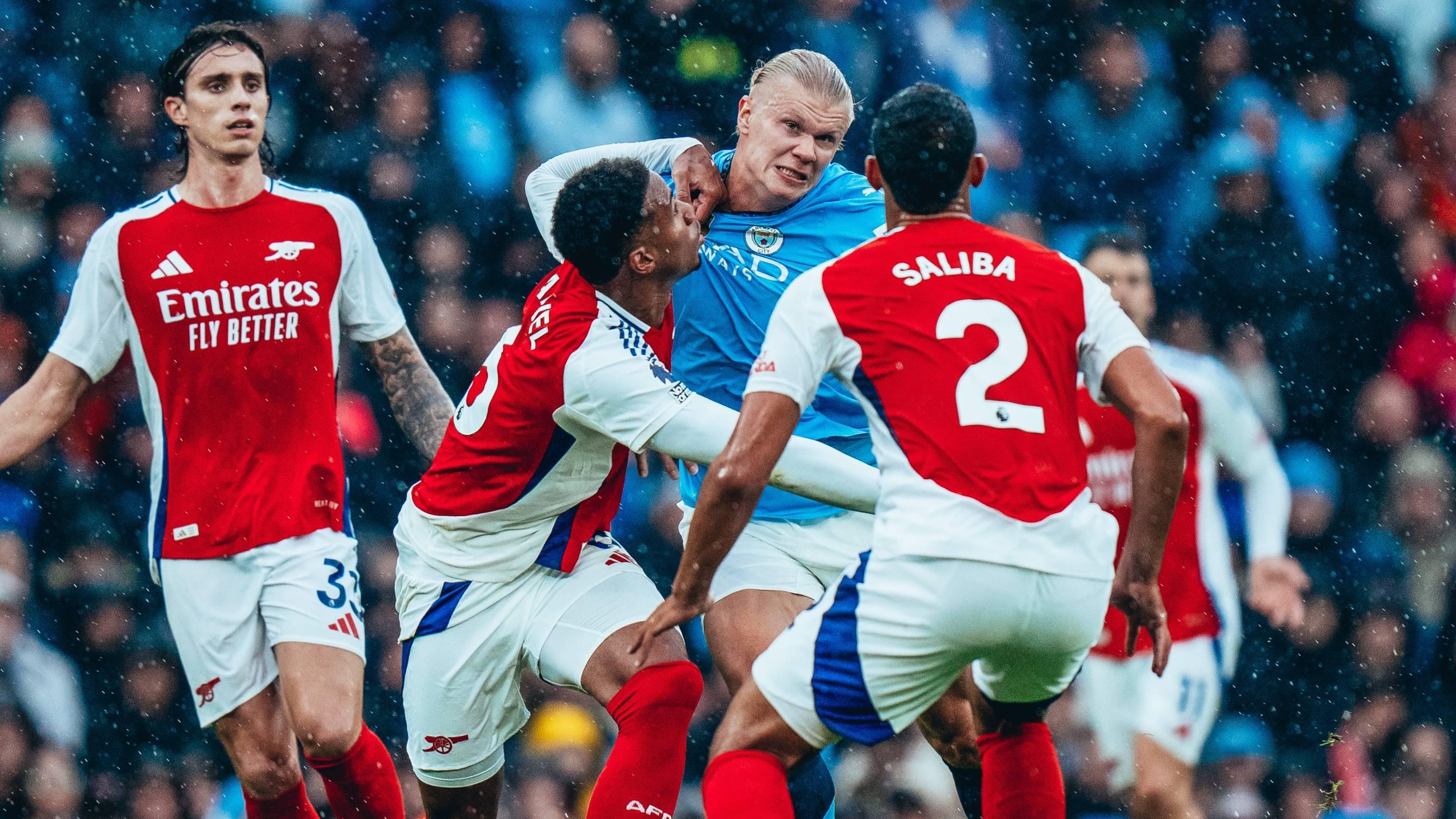 Striker-Man-City-Erling-Haaland-berjibaku-dengan-sejumlah-pemain-Arsenal-dalam-duel-di-Liga-Inggris.jpg
