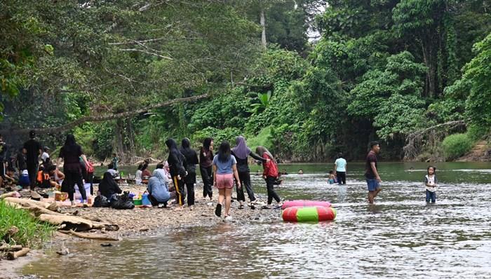 Suasana-di-Pemandian-Sungai-Belayan-Desa-Belayan-dthbd.jpg