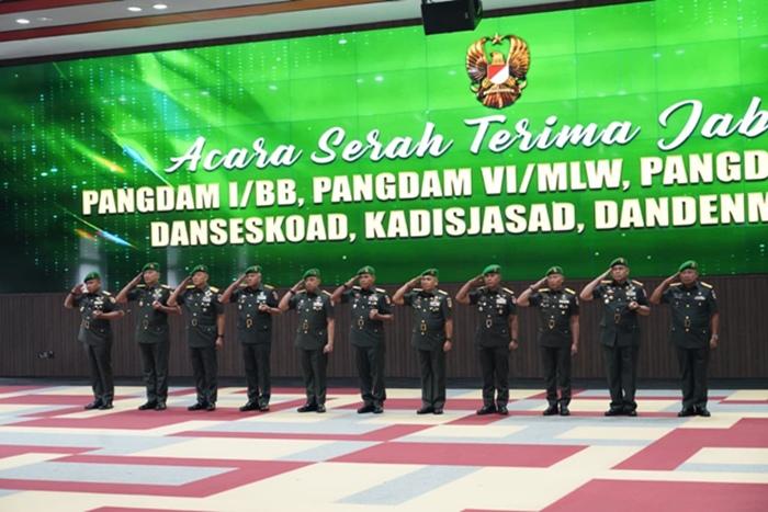 Suasana-di-sela-serah-terima-jabatan-atau-Sertijab-enam-Jenderal.jpg