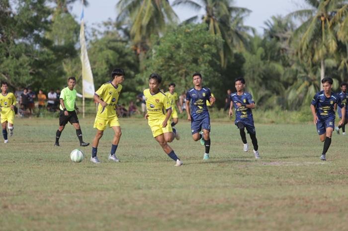 Suasana-pertandingan-semifinal-MBM-Cup-IV-antara-MBM-FC-dan-Kacipo-FC.jpg