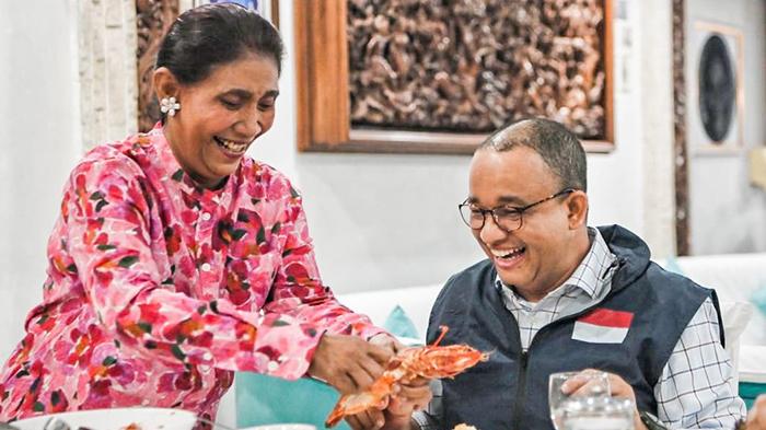 Susi-Pudjiastuti-saat-menghidangkan-seafood-kepada-Anies-Baswedan.jpg