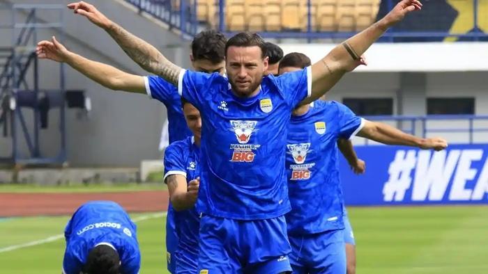 Tampak-Marc-Klok-depan-bersama-penggawa-Persib-Bandung.jpg