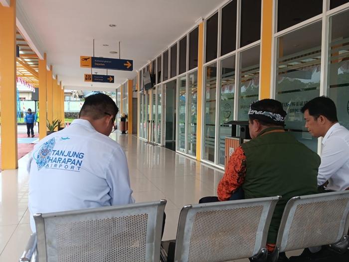 Tampak-aktivitas-di-ruang-tunggu-Bandara-Tanjung-Harapan.jpg