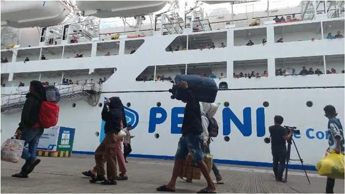 Tampak-aktivitas-penumpang-yang-naik-dan-turun-di-kapal-milik-Pelni-di-Makassar.jpg