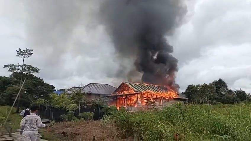 Tampak-api-membakar-rumah-milik-Petrus-di-Selimau-291025S.jpg