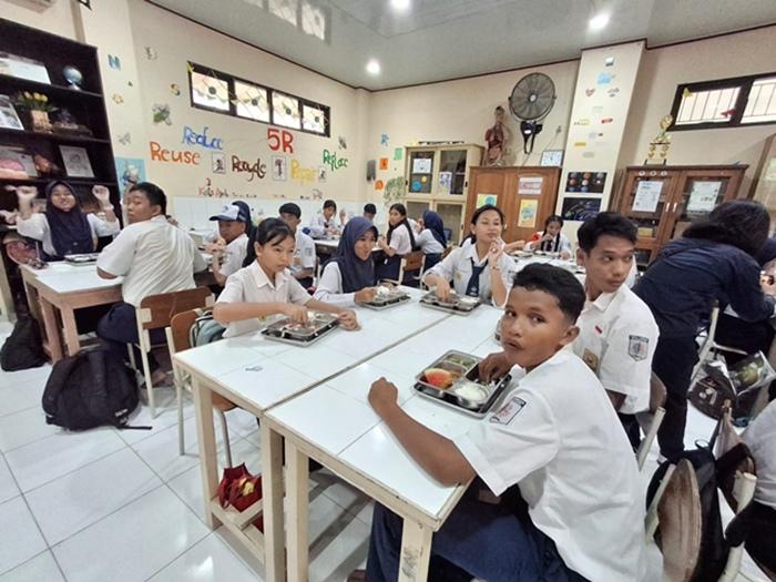 Tampak-pelaksanaan-MBG-di-SMPN-1-Tarakan-sebelum-masuk-Ramadan-1447-Hijriah.jpg
