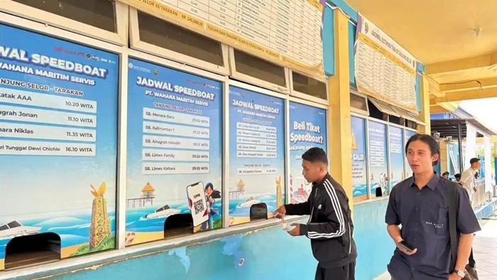 Tampak-penumpang-saat-melakukan-pembelian-tiket-di-Pelabuhan-Kayan-II-Tanjung-Selor.jpg