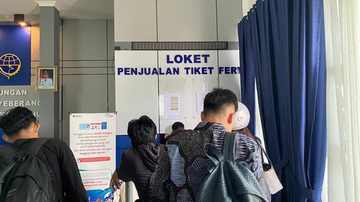 Tampak-penumpang-tengah-antre-untuk-membeli-tiket-Kapal-Feri-KMP-Manta-II.jpg