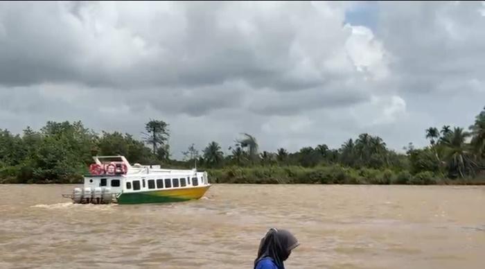 Tampak-salah-satu-speedboat-yang-baru-saja-bertolak-dari-Pelabuhan-Kayan-II-Tanjung-Selor.jpg