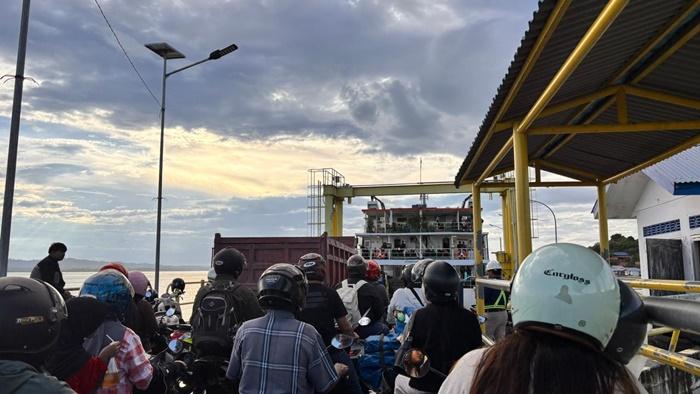 Tampak-sejumlah-penumpang-bersiap-menaiki-kapal-feri-KMP-Manta-II.jpg