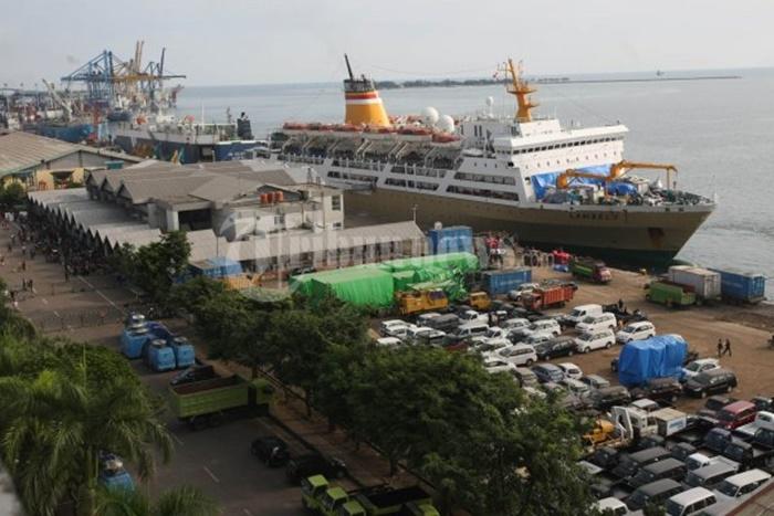 Tampak-suasana-di-Pelabuhan-Soekarno-Hatta-Makassar-saat-diabadikan-pada-Senin-272012.jpg