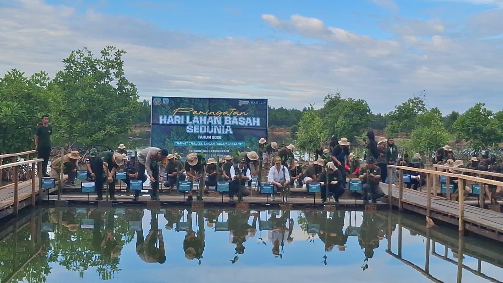 Menteri Kehutanan Tanam Pohon Mangrove di Desa Liagu Bulungan: Penyangga Erosi dan Cuaca Ekstrem