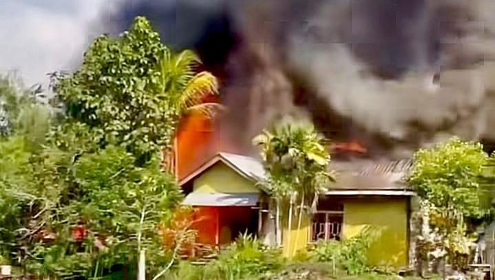 Tangkapan-layar-video-kebakaran-di-Desa-Mangkupadi-eth.jpg