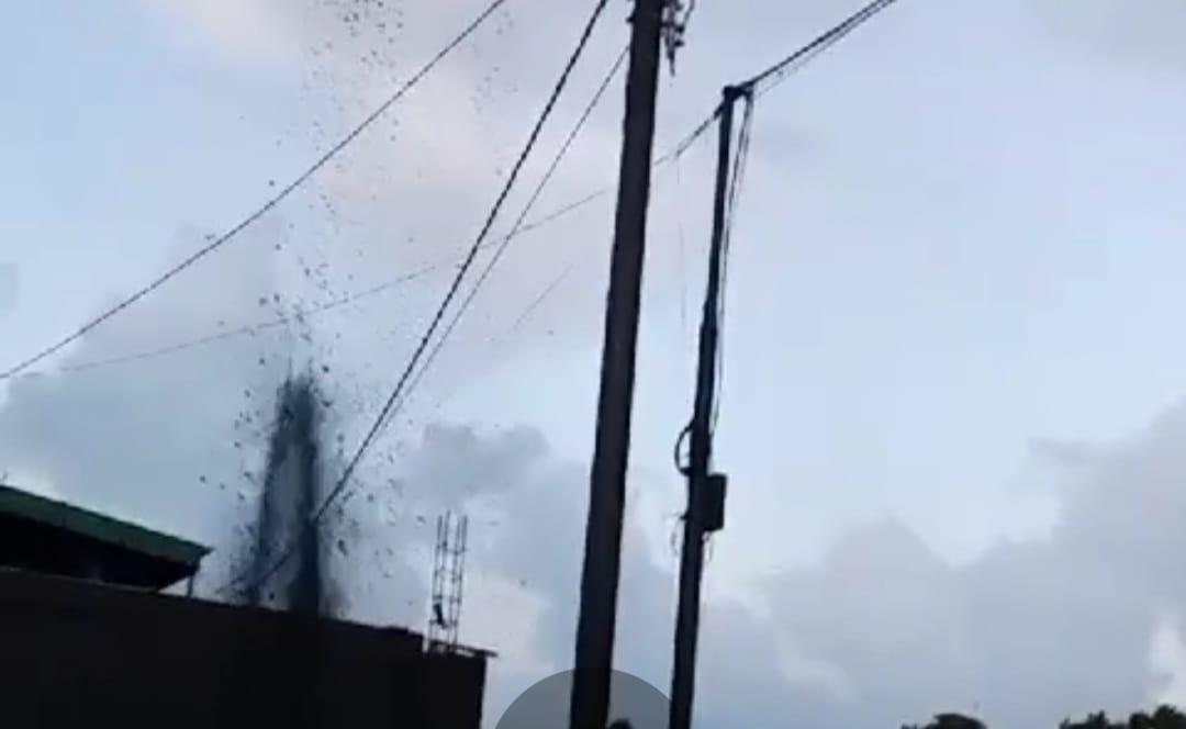 BREAKING NEWS Semburan Lumpur Muncul di Samping Rumah Warga Desa Mangkupadi - Tanjung Palas Timur