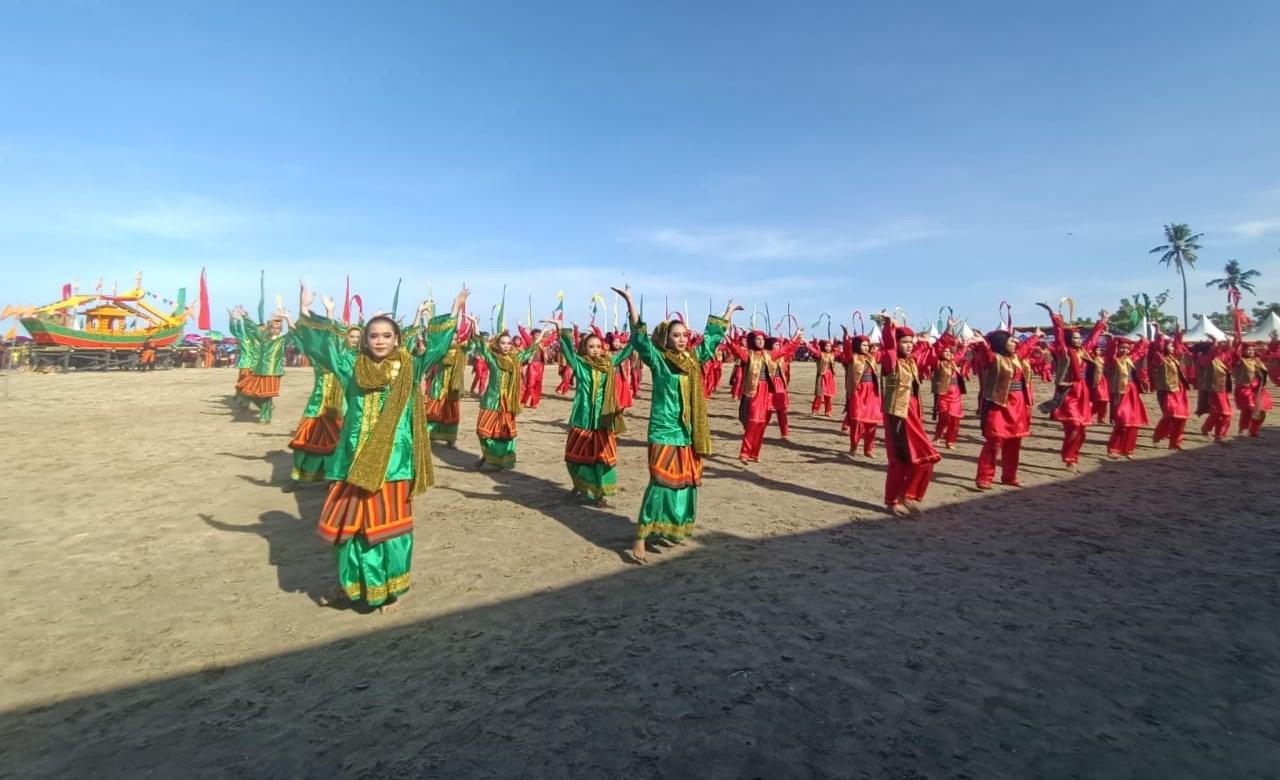 Tari-kolosal-sebanyak-tiga-jenis-ditampilkan-di-puncak-Festival-Iraw-Tengkayu-th.jpg