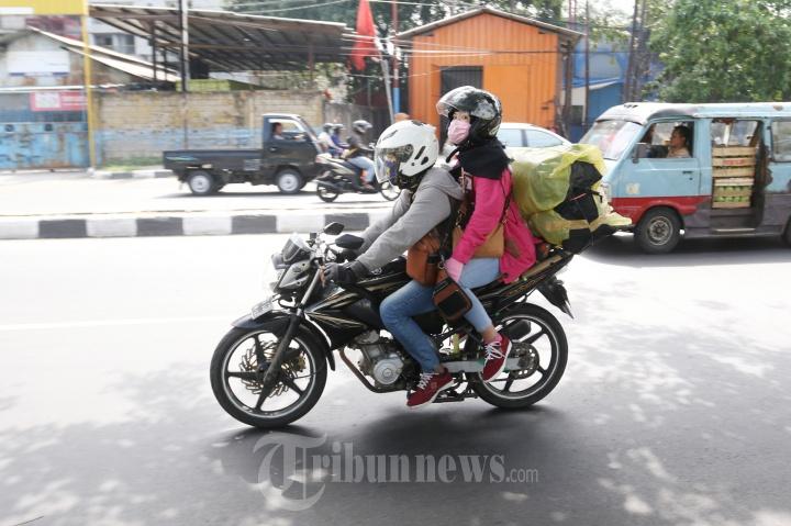 Terlihat-pemudik-menggunakan-sepeda-motor-ini-Kamis-2162018-melintas-di-Jalan-Daan-Mogot.jpg