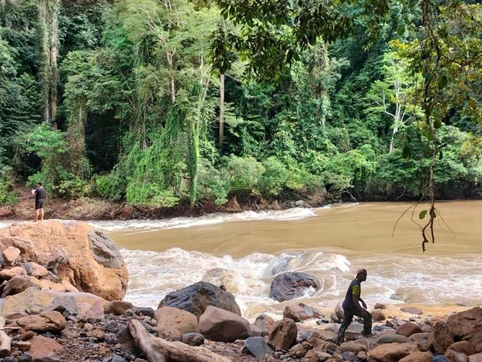 Tim-memantau-kondisi-alur-sungai-di-kawasan-Jeram-Sungai-Bahau.jpg