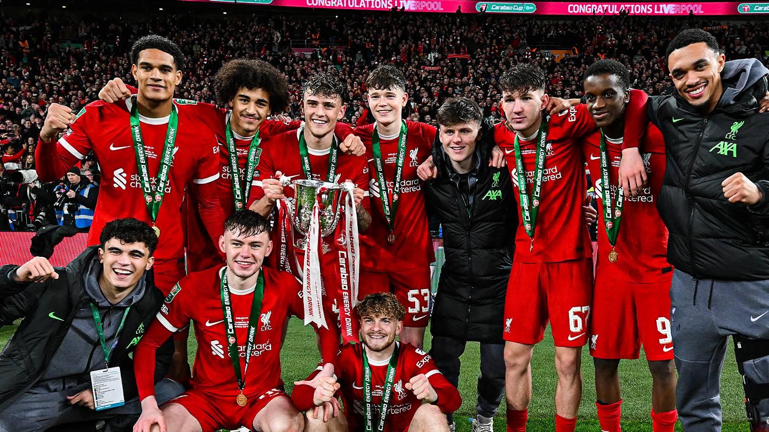 Trent-Alexander-Arnold-berfoto-bersama-sejumlah-pemain-muda-Liverpool.jpg