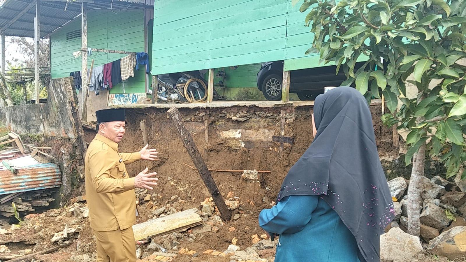 Wabup-Tana-Tidung-Sabri-saat-meninjau-lokasi-longsor-221225.jpg